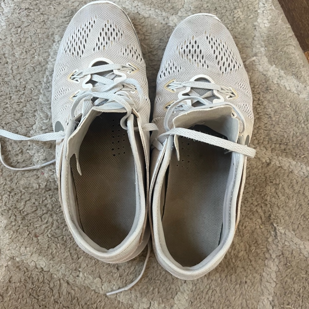 Selling these womens Nike free TR fit 5 running shoes!